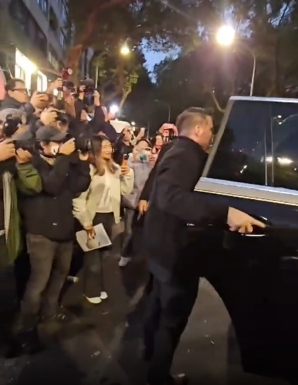 黄仁勋换车了!奔驰迈巴赫GLS 600双拼色车身、大饼轮毂霸气侧露