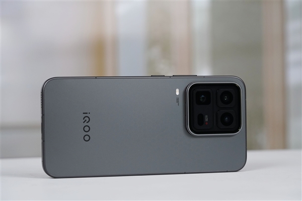 451万分最强旗舰手机！iQOO 15 Ultra图赏